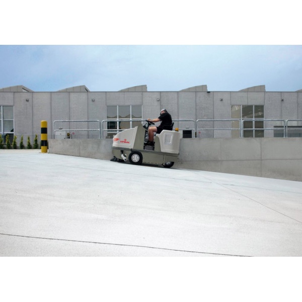 Подметальная машина с сиденьем для оператора Comac CS 80 D